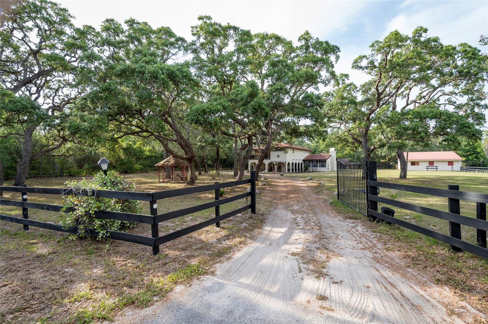 Listing photo id 12 for 12311 Oakwood Drive