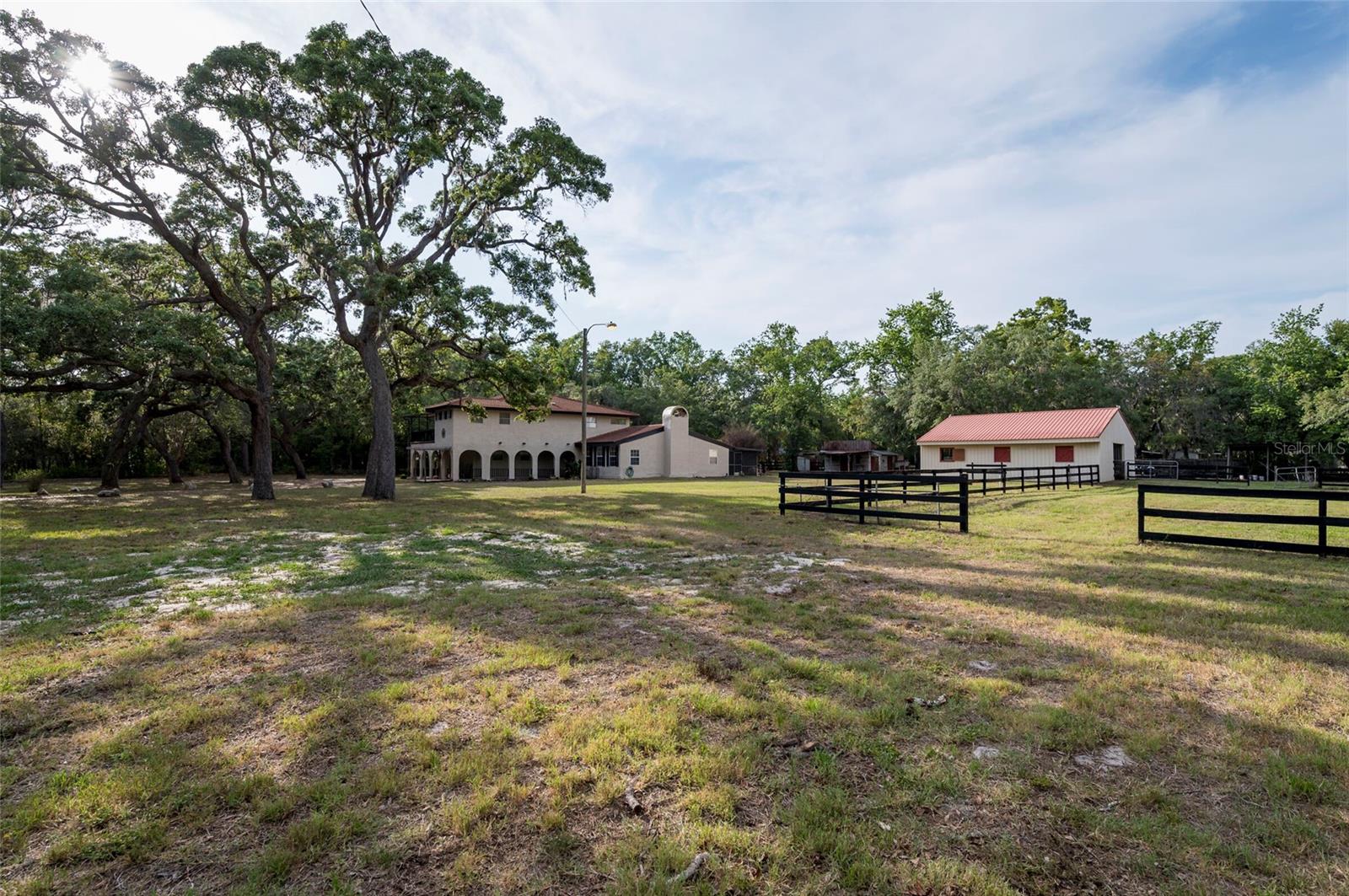 Listing photo id 15 for 12311 Oakwood Drive