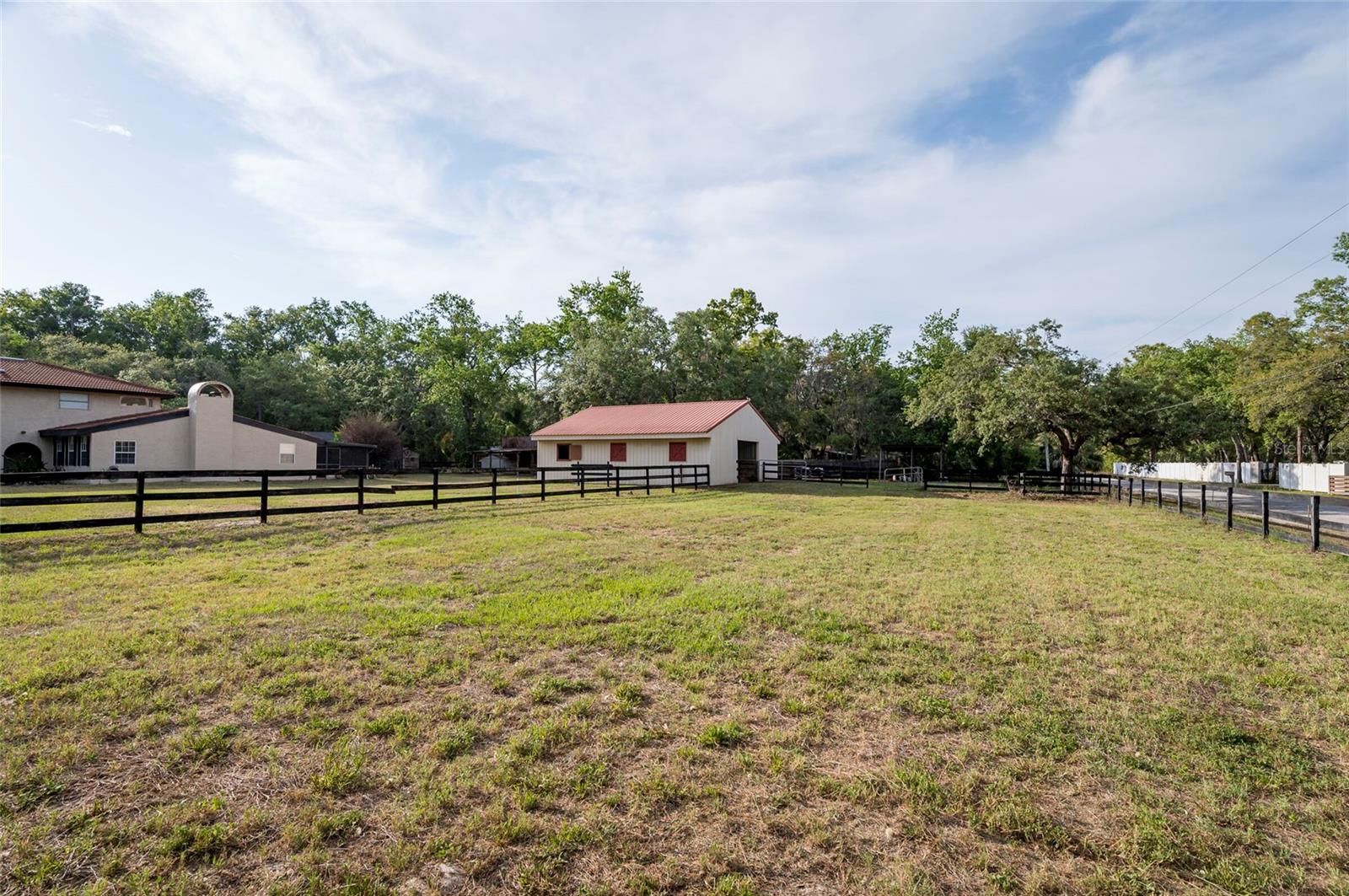 Listing photo id 16 for 12311 Oakwood Drive