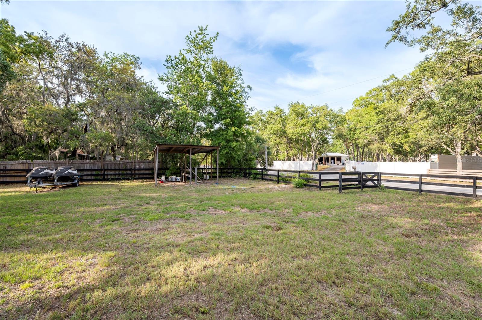 Listing photo id 35 for 12311 Oakwood Drive