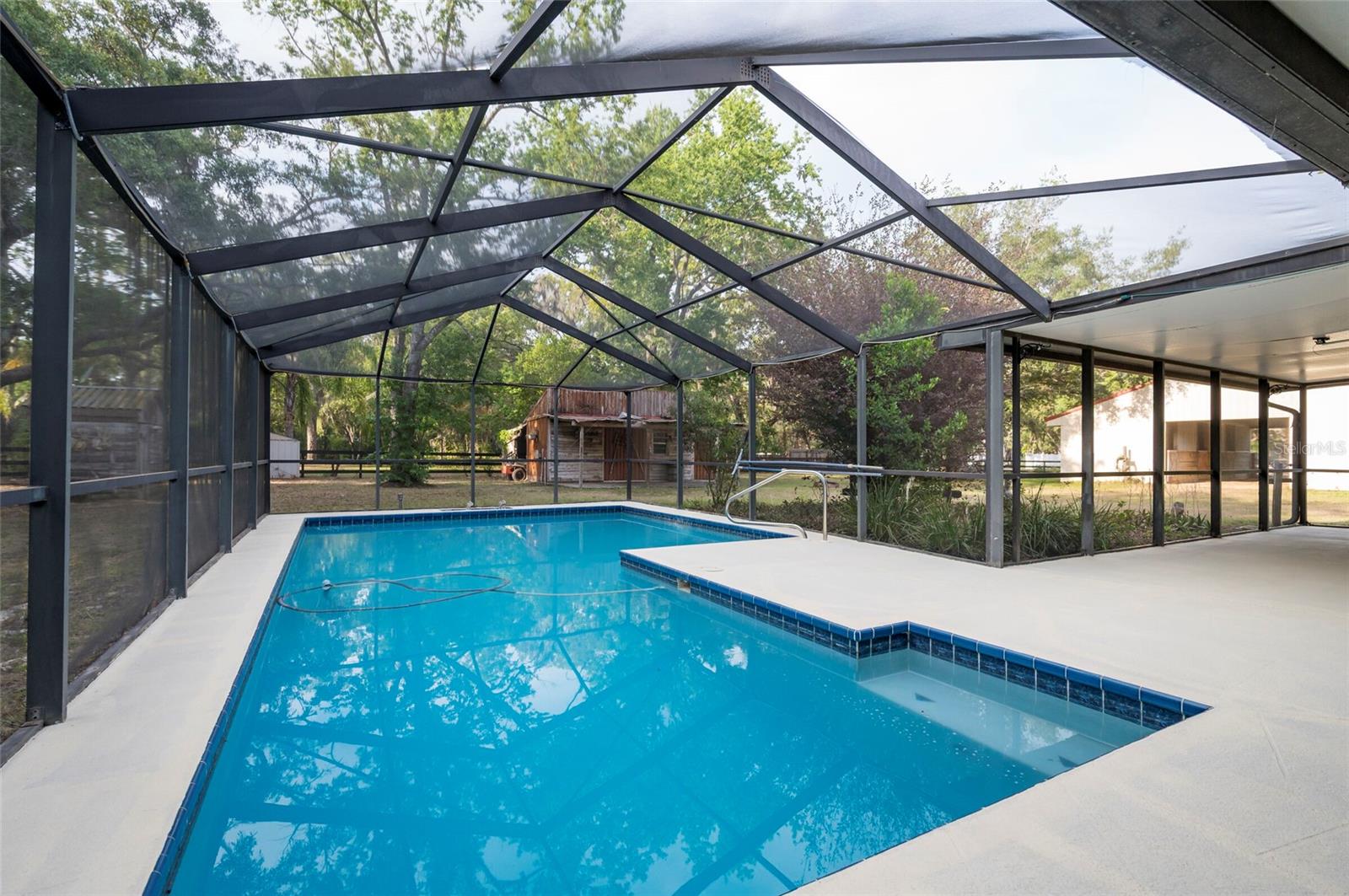 Listing photo id 39 for 12311 Oakwood Drive