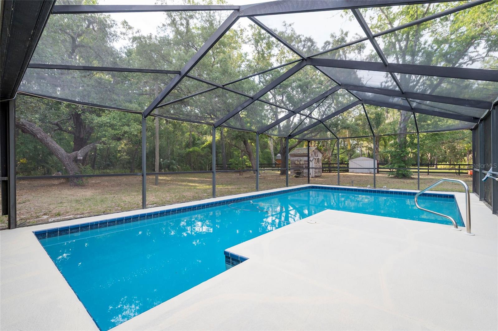 Listing photo id 40 for 12311 Oakwood Drive