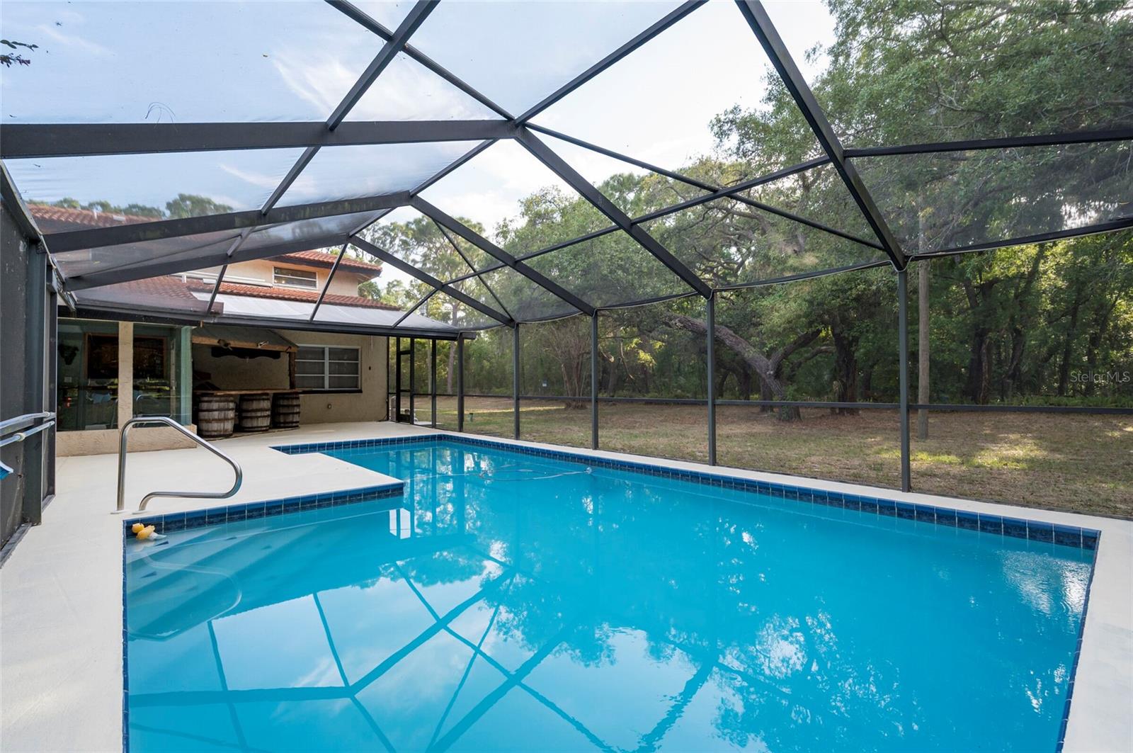 Listing photo id 41 for 12311 Oakwood Drive
