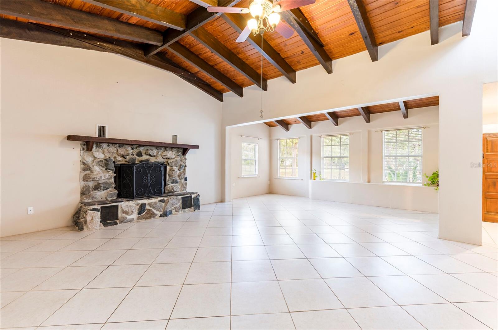 Listing photo id 52 for 12311 Oakwood Drive