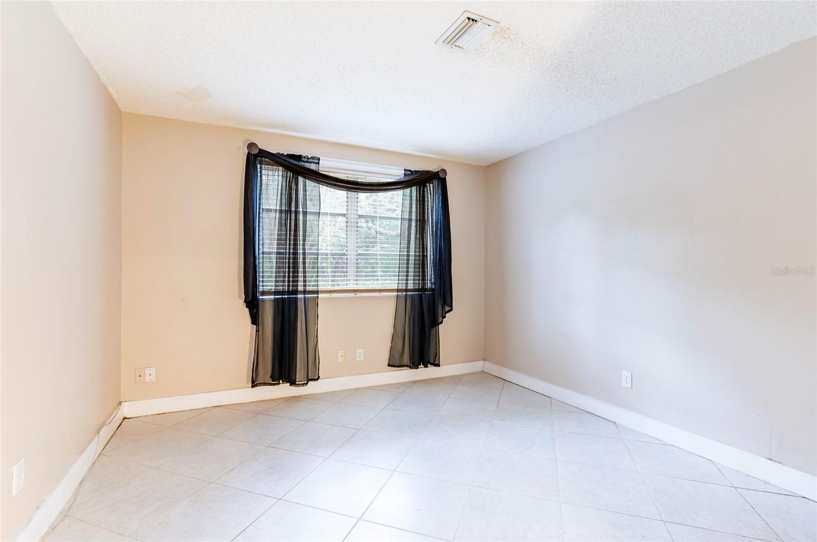 Listing photo id 63 for 12311 Oakwood Drive