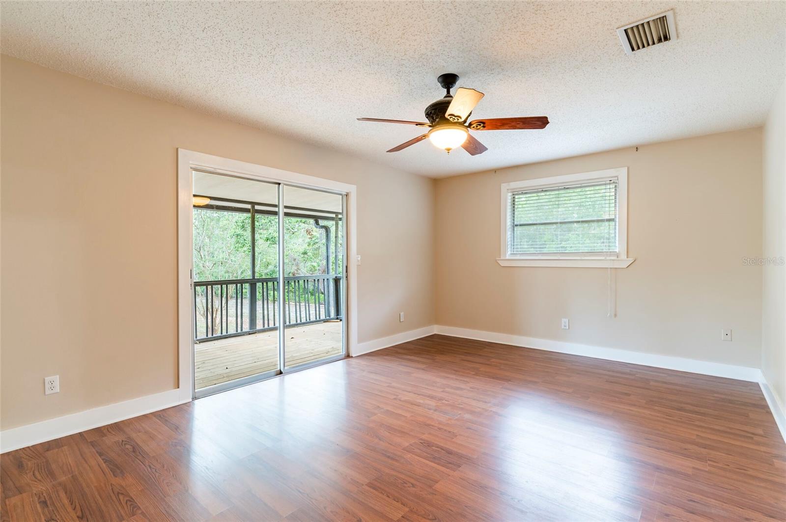 Listing photo id 76 for 12311 Oakwood Drive