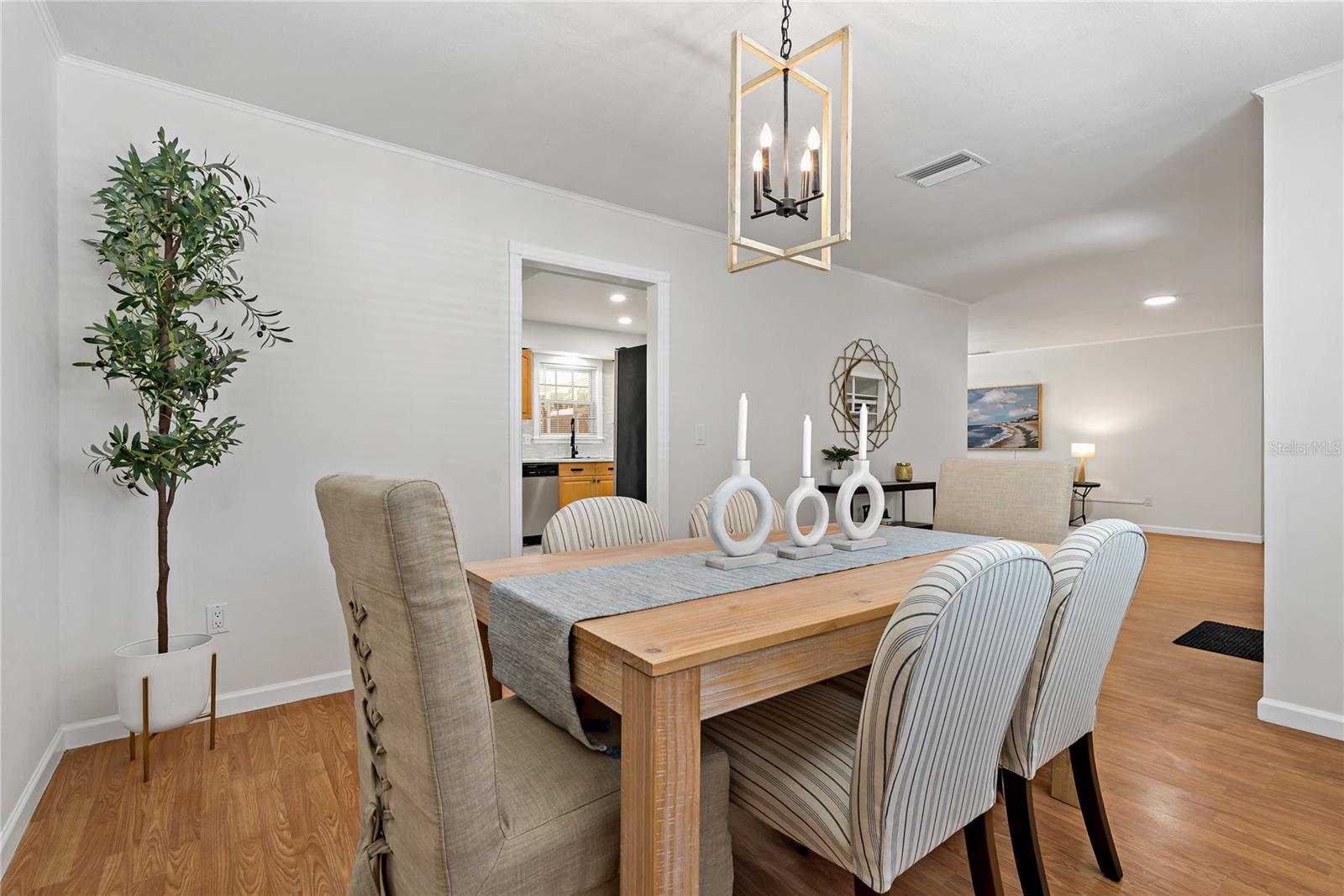 Image 4 of 42 For 39542 Friends Avenue