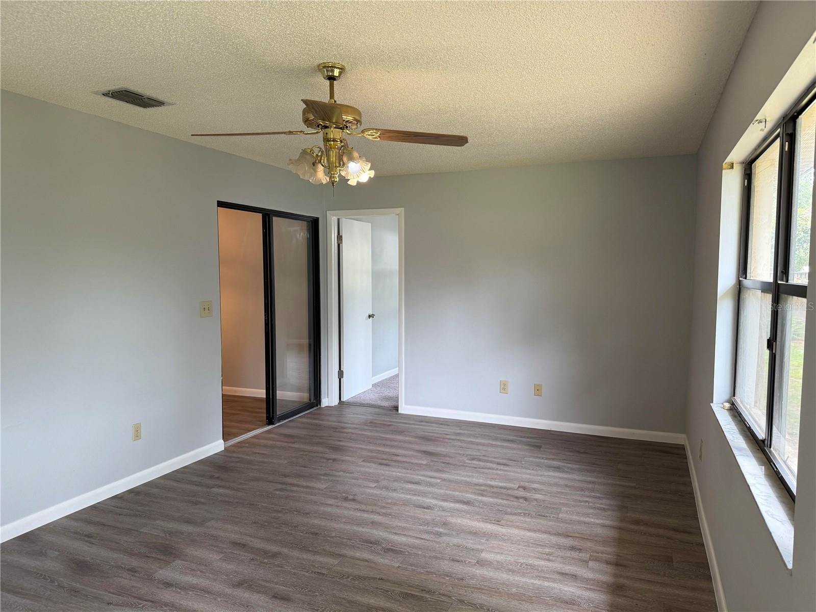 Listing photo id 13 for 13742 14th Street