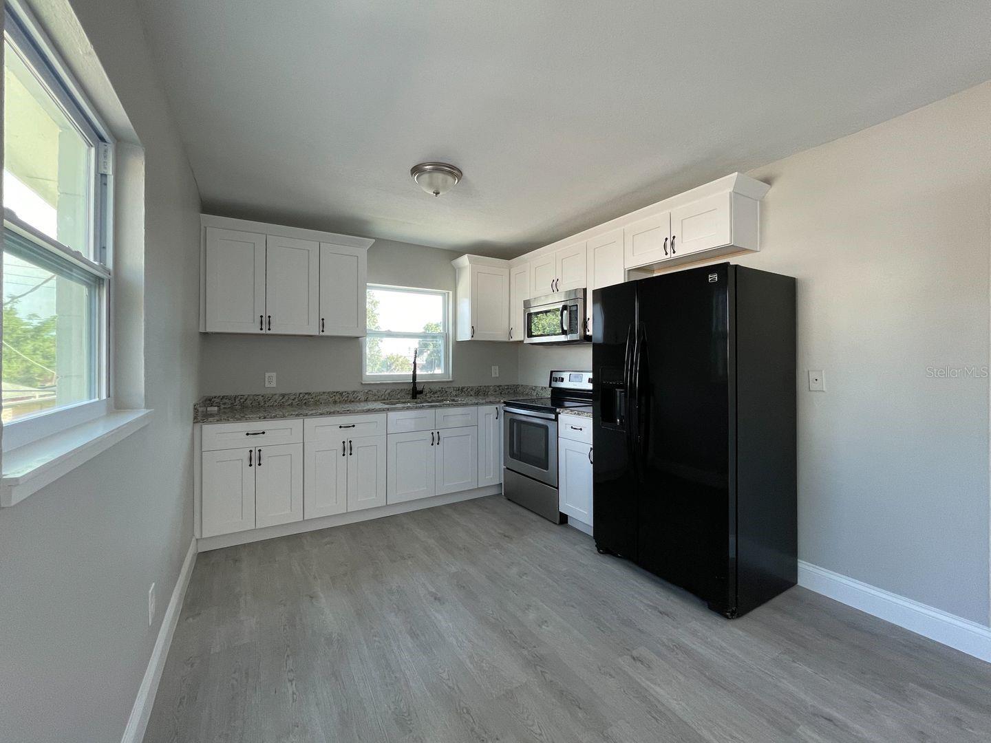 Listing photo id 9 for 2704 Columbus Drive