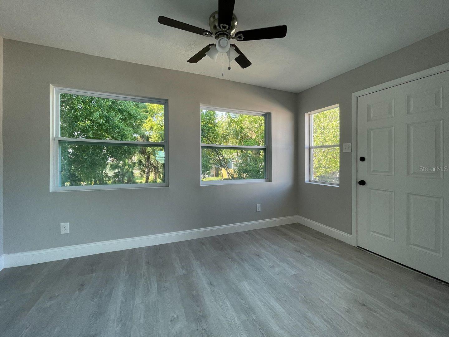Listing photo id 0 for 2704 Columbus Drive