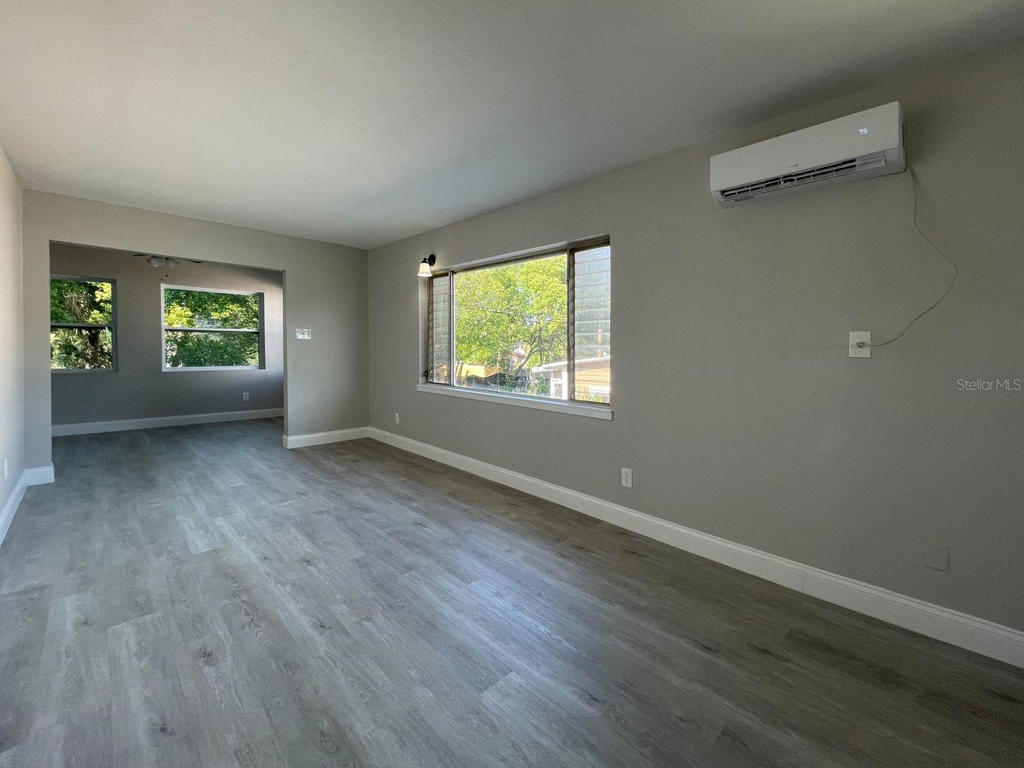 Listing photo id 2 for 2704 Columbus Drive