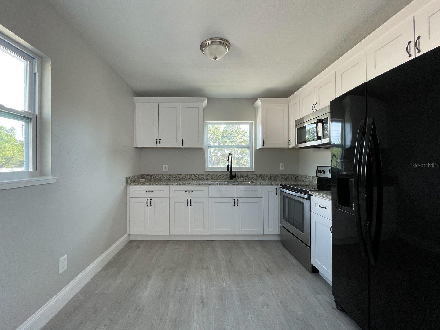 Listing photo id 3 for 2704 Columbus Drive
