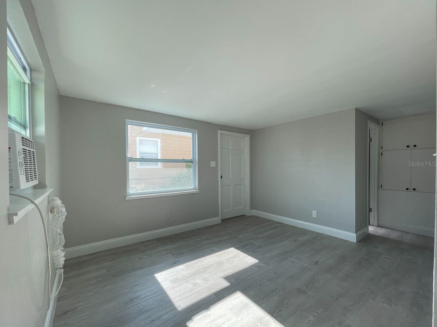Listing photo id 7 for 2704 Columbus Drive