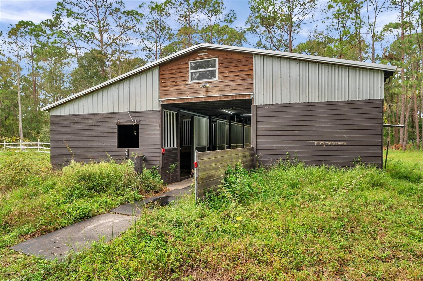 Listing photo id 11 for 655 Appaloosa Road