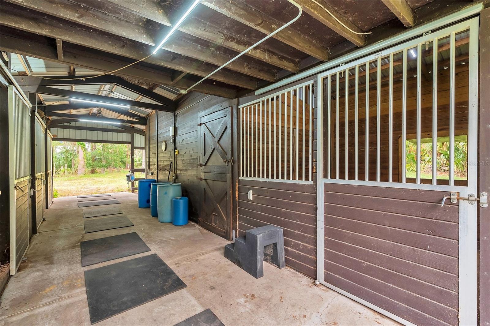 Listing photo id 14 for 655 Appaloosa Road