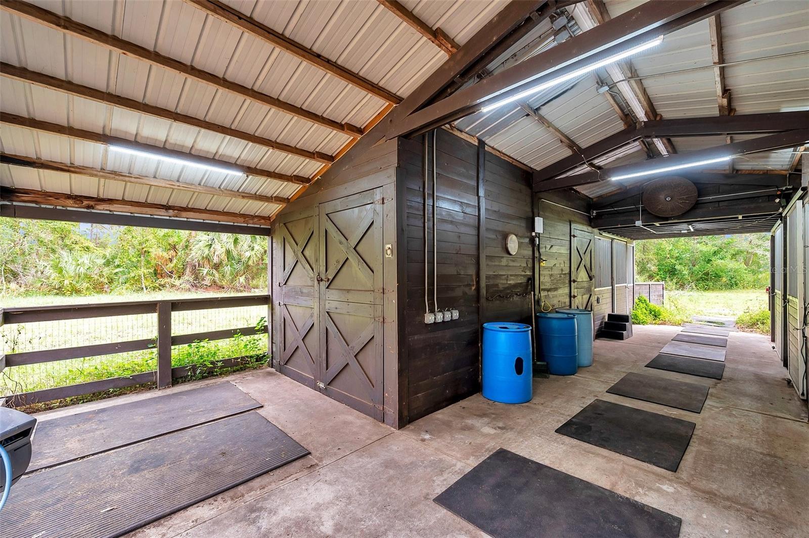 Listing photo id 16 for 655 Appaloosa Road