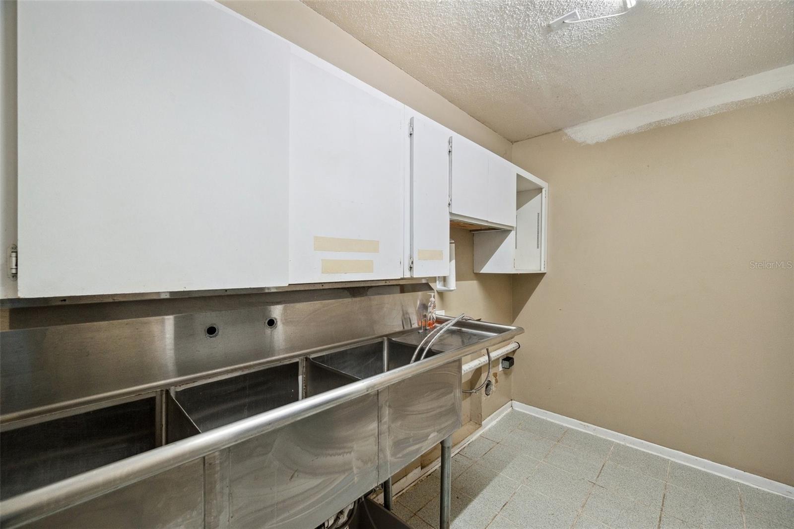 Listing photo id 31 for 655 Appaloosa Road