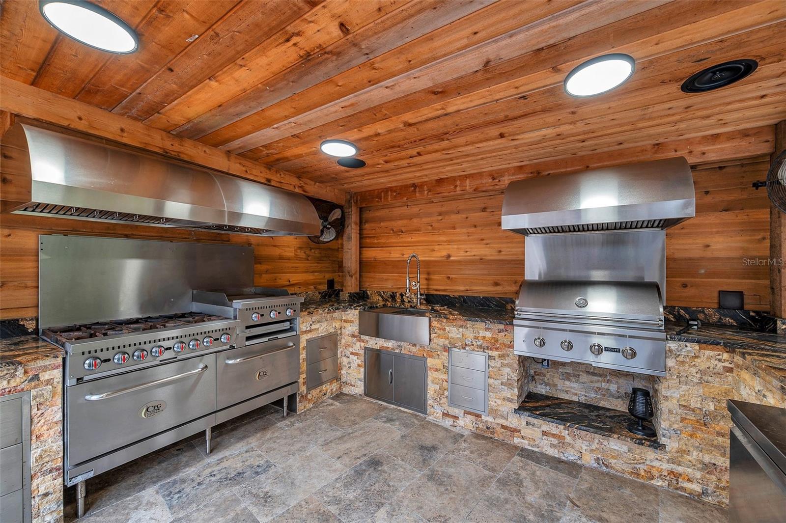 Listing photo id 5 for 655 Appaloosa Road