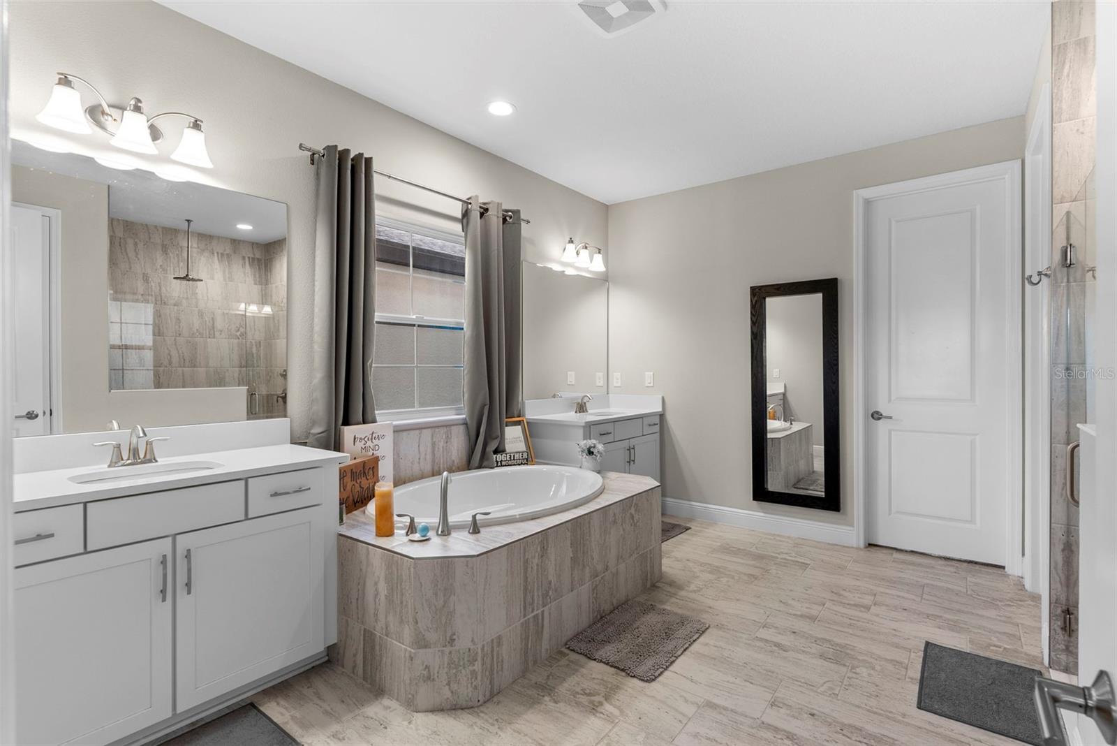 Listing photo id 18 for 13182 Twin Bridges Drive
