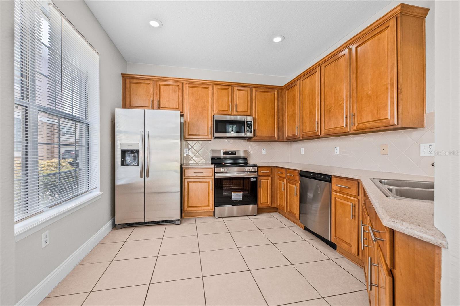 Listing photo id 13 for 5176 6th Street N