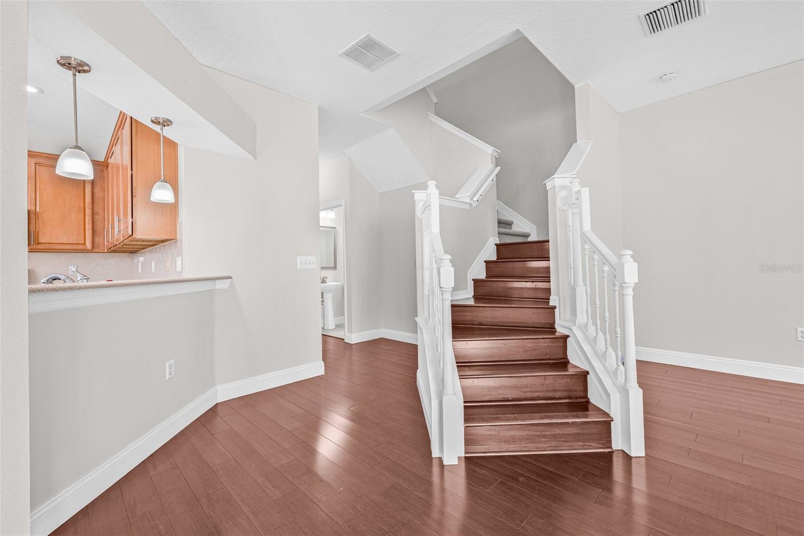 Listing photo id 17 for 5176 6th Street N