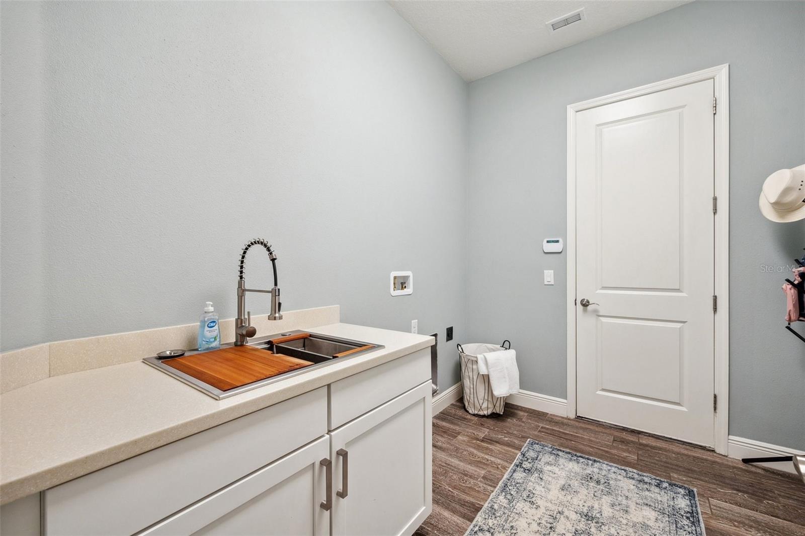 Listing photo id 27 for 3326 Barbour Trail