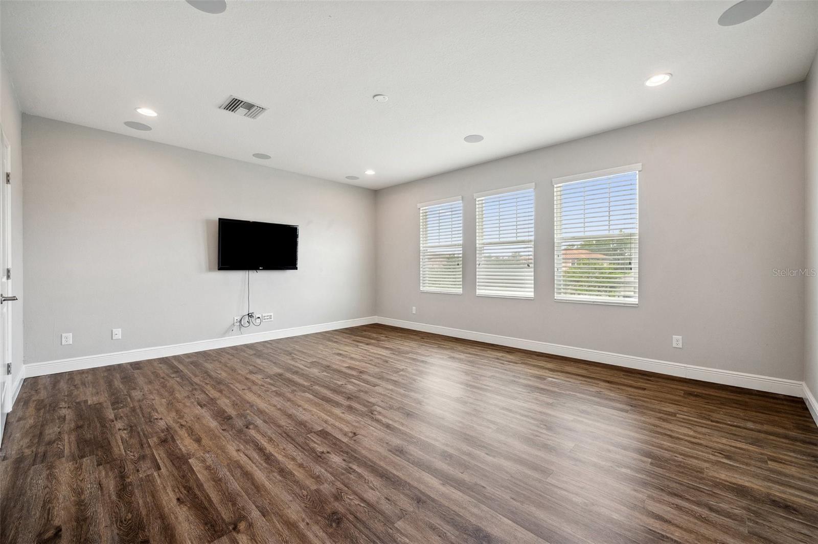Listing photo id 47 for 3326 Barbour Trail