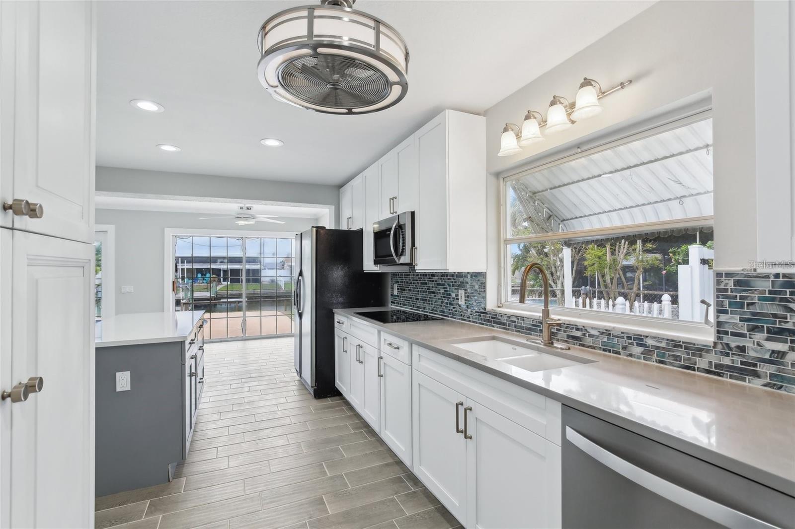 Listing photo id 8 for 8706 Elmwood Lane