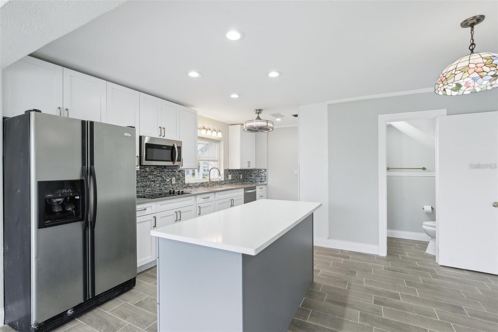 Listing photo id 9 for 8706 Elmwood Lane