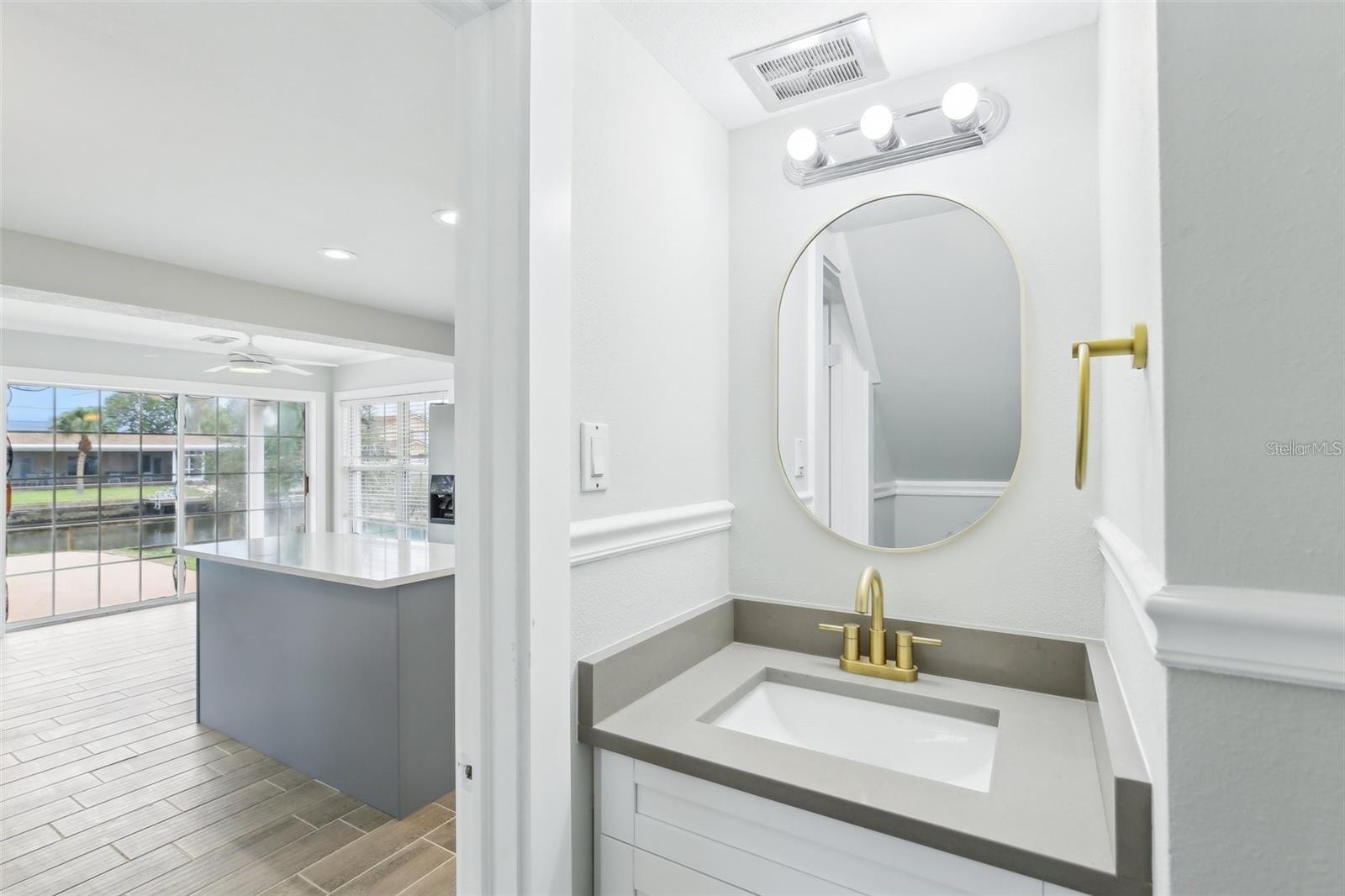 Listing photo id 11 for 8706 Elmwood Lane