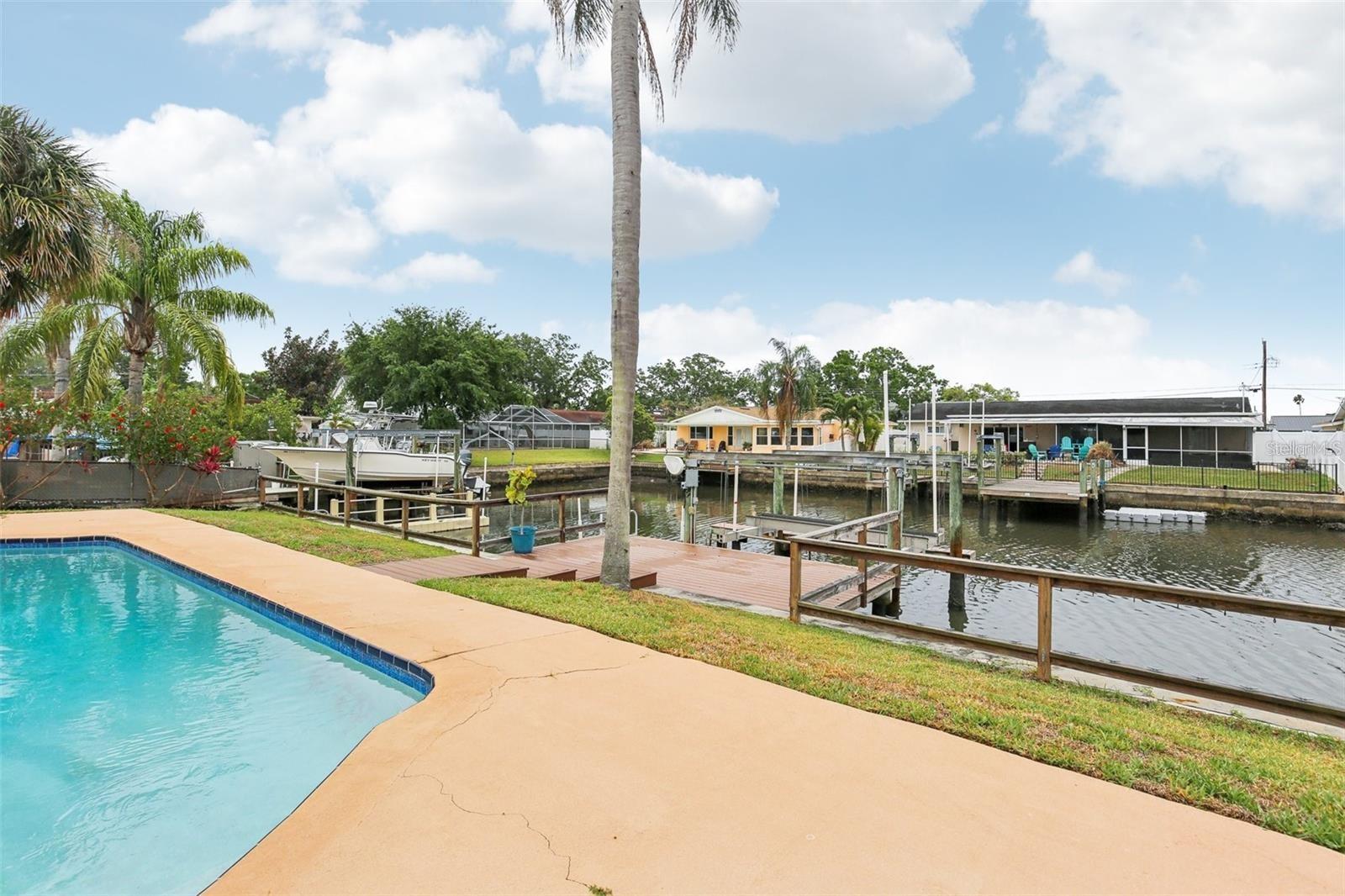 Listing photo id 23 for 8706 Elmwood Lane