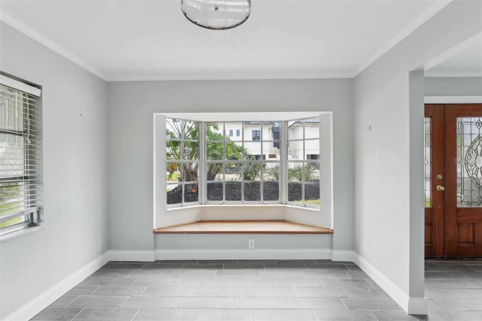 Listing photo id 2 for 8706 Elmwood Lane