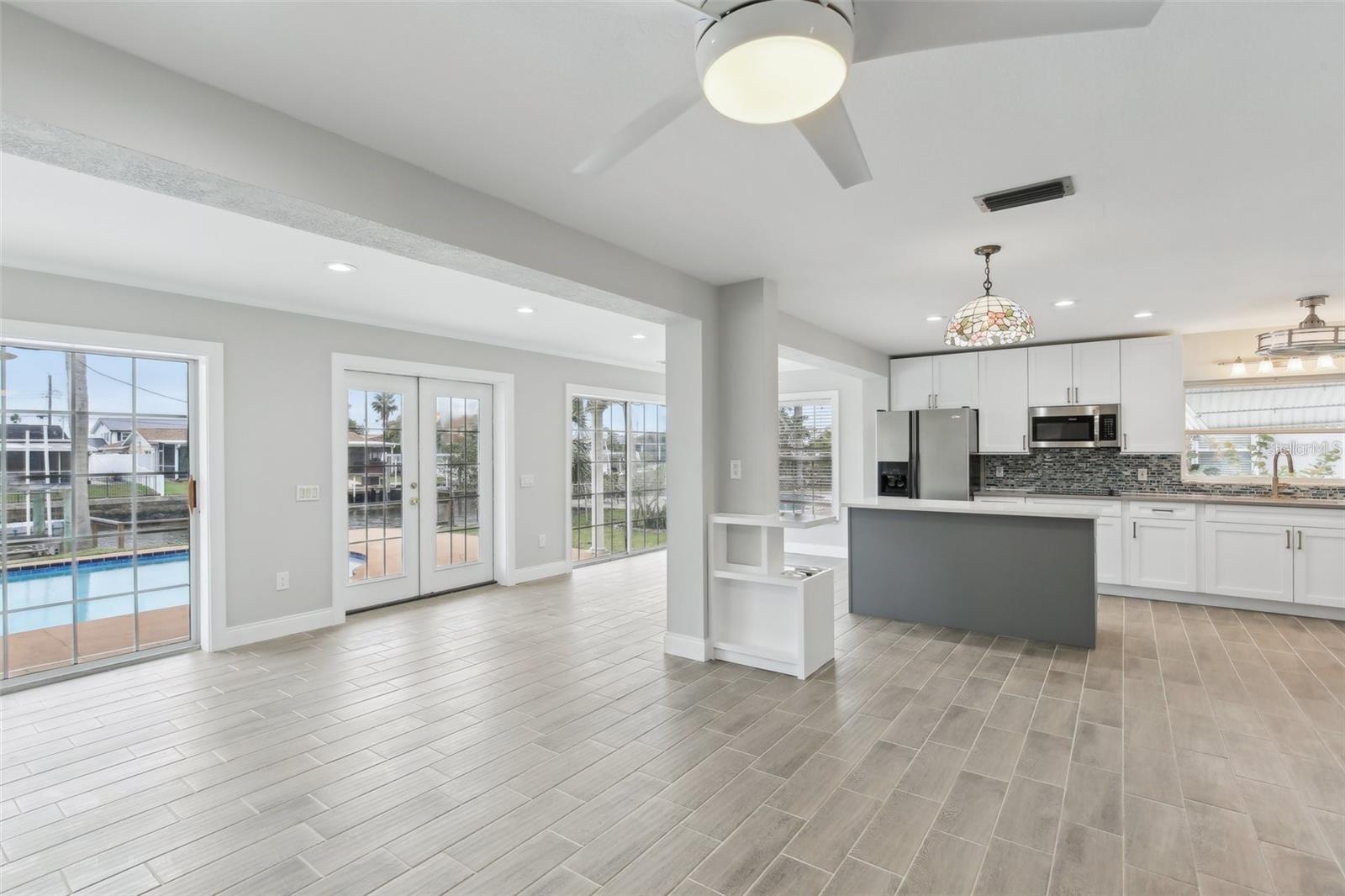 Listing photo id 5 for 8706 Elmwood Lane