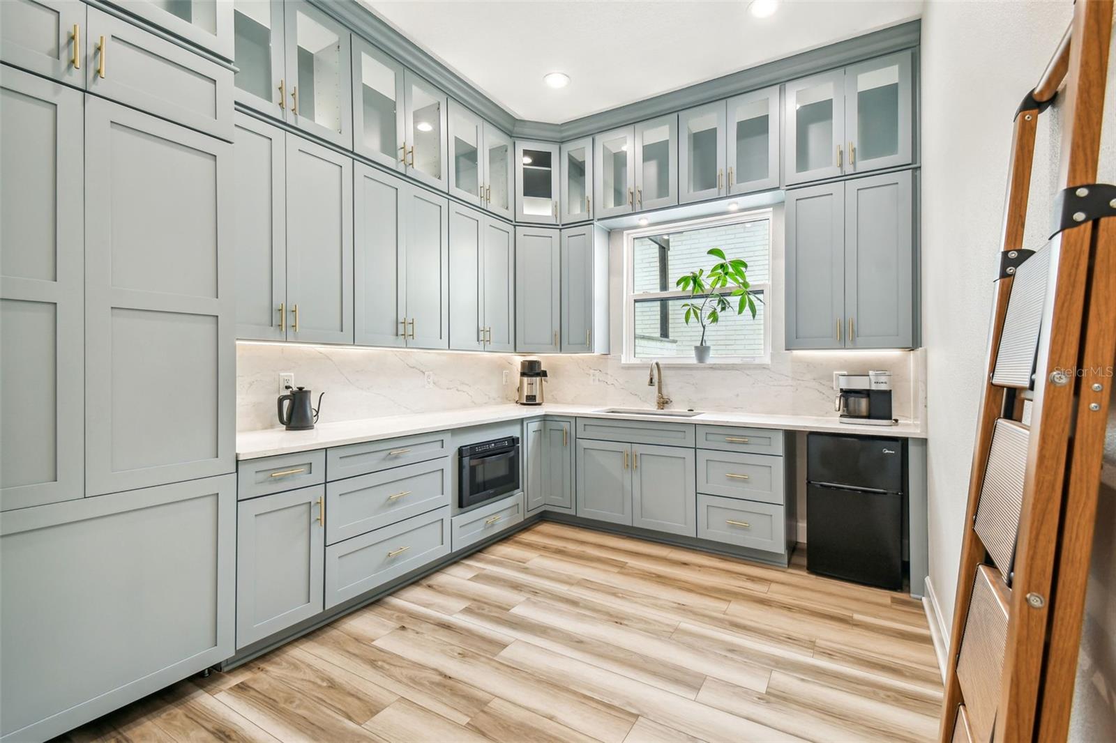 Image 23 of 73 For 13711 Lussier Lane