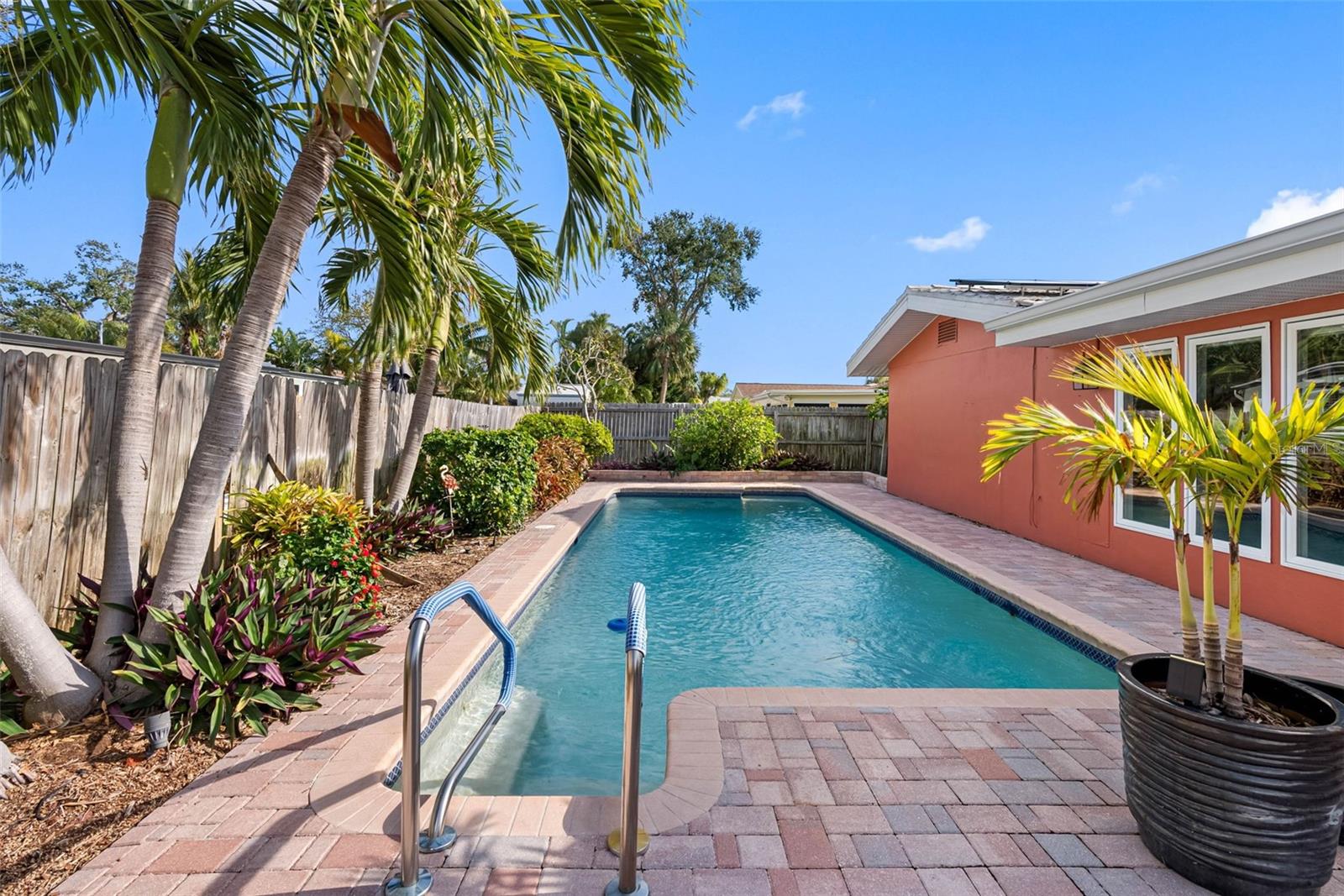 Listing photo id 10 for 5166 39th Street S