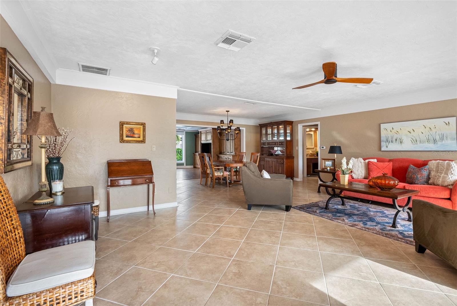 Listing photo id 12 for 5166 39th Street S