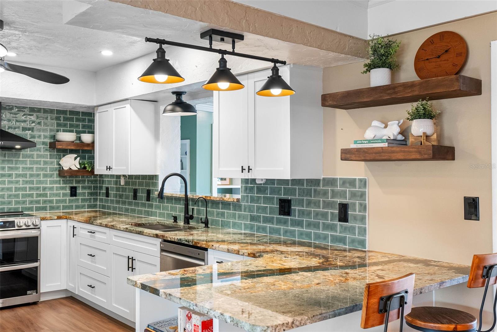 Listing photo id 28 for 5166 39th Street S