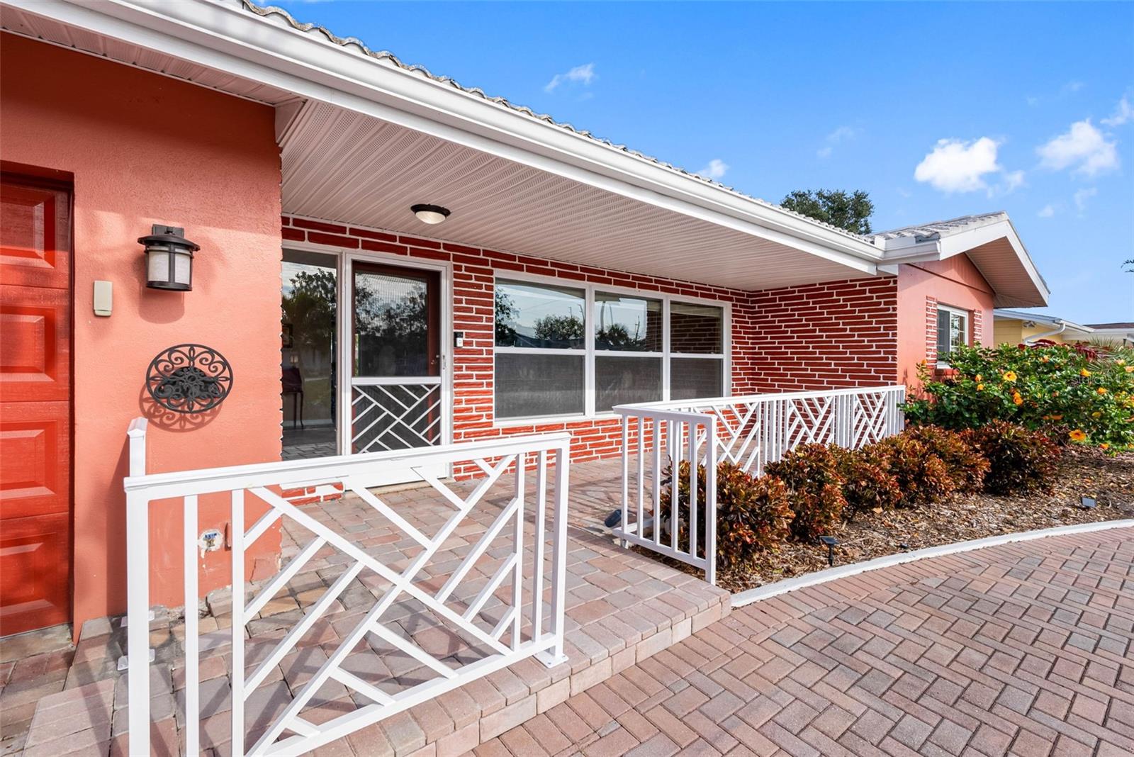 Listing photo id 2 for 5166 39th Street S