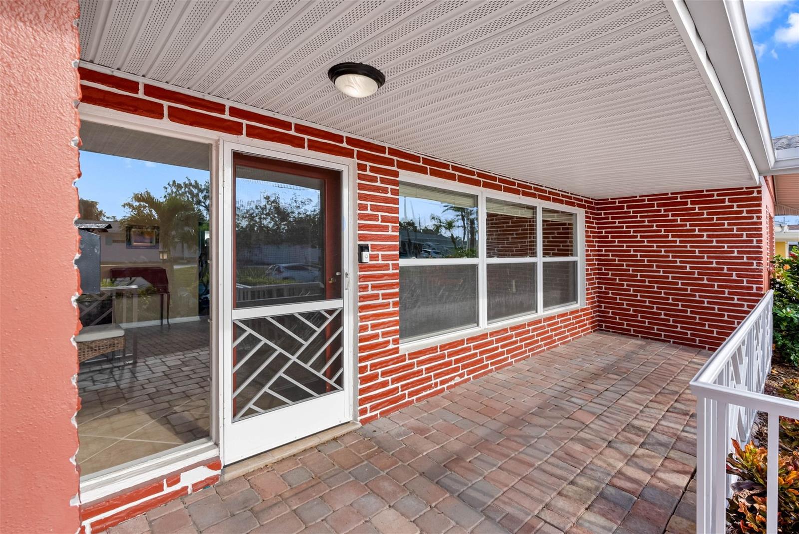 Listing photo id 3 for 5166 39th Street S
