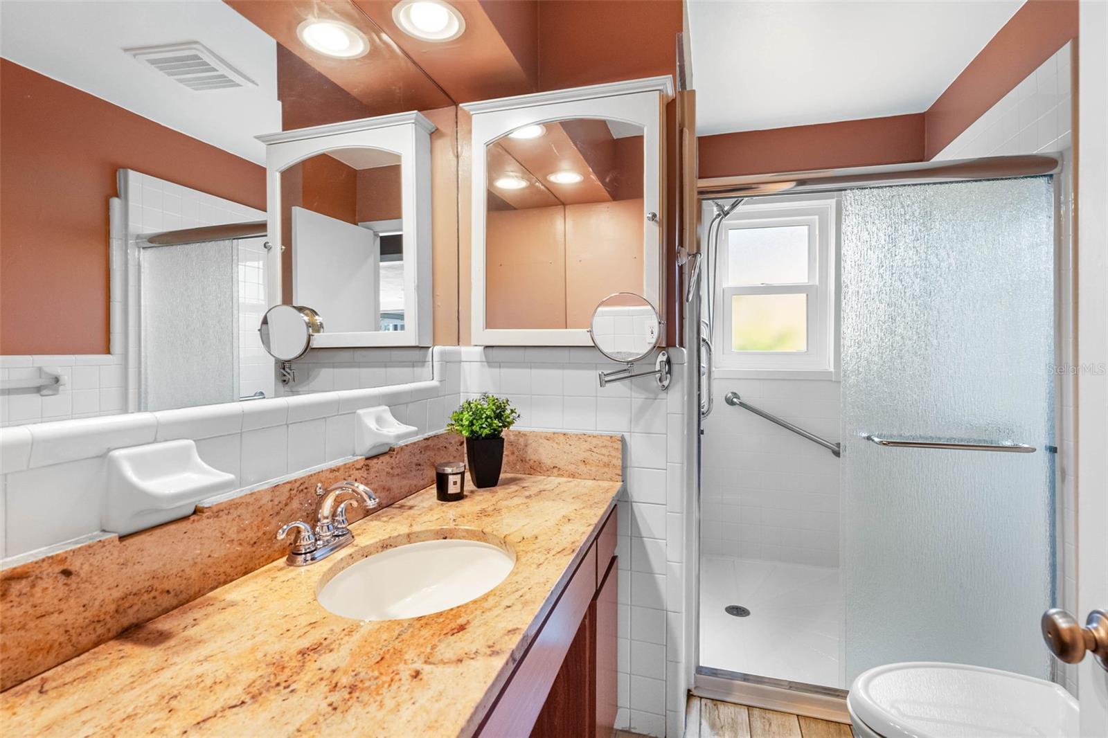 Listing photo id 62 for 5166 39th Street S