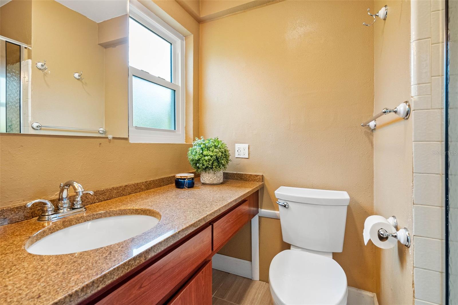 Listing photo id 64 for 5166 39th Street S