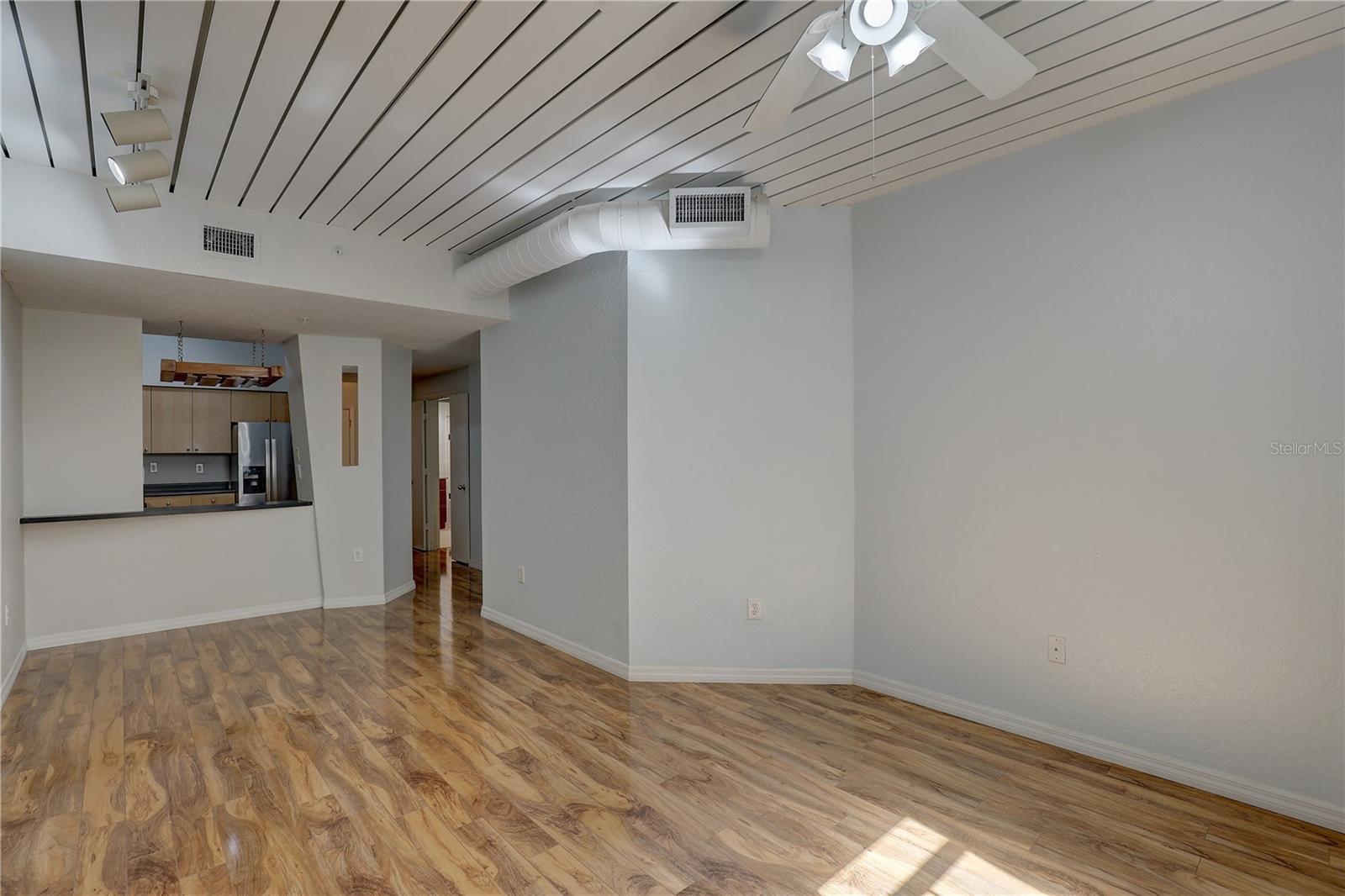 Image 10 of 41 For 2402 Azeele Street W 412