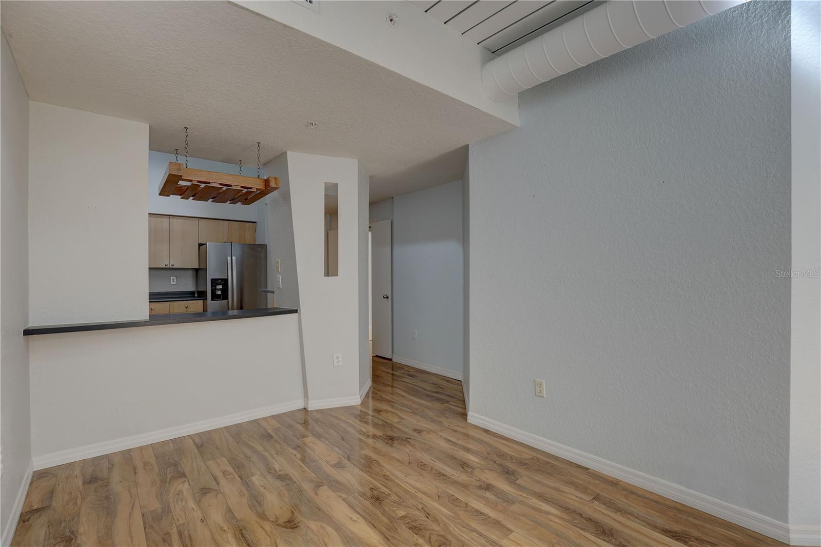 Image 11 of 41 For 2402 Azeele Street W 412