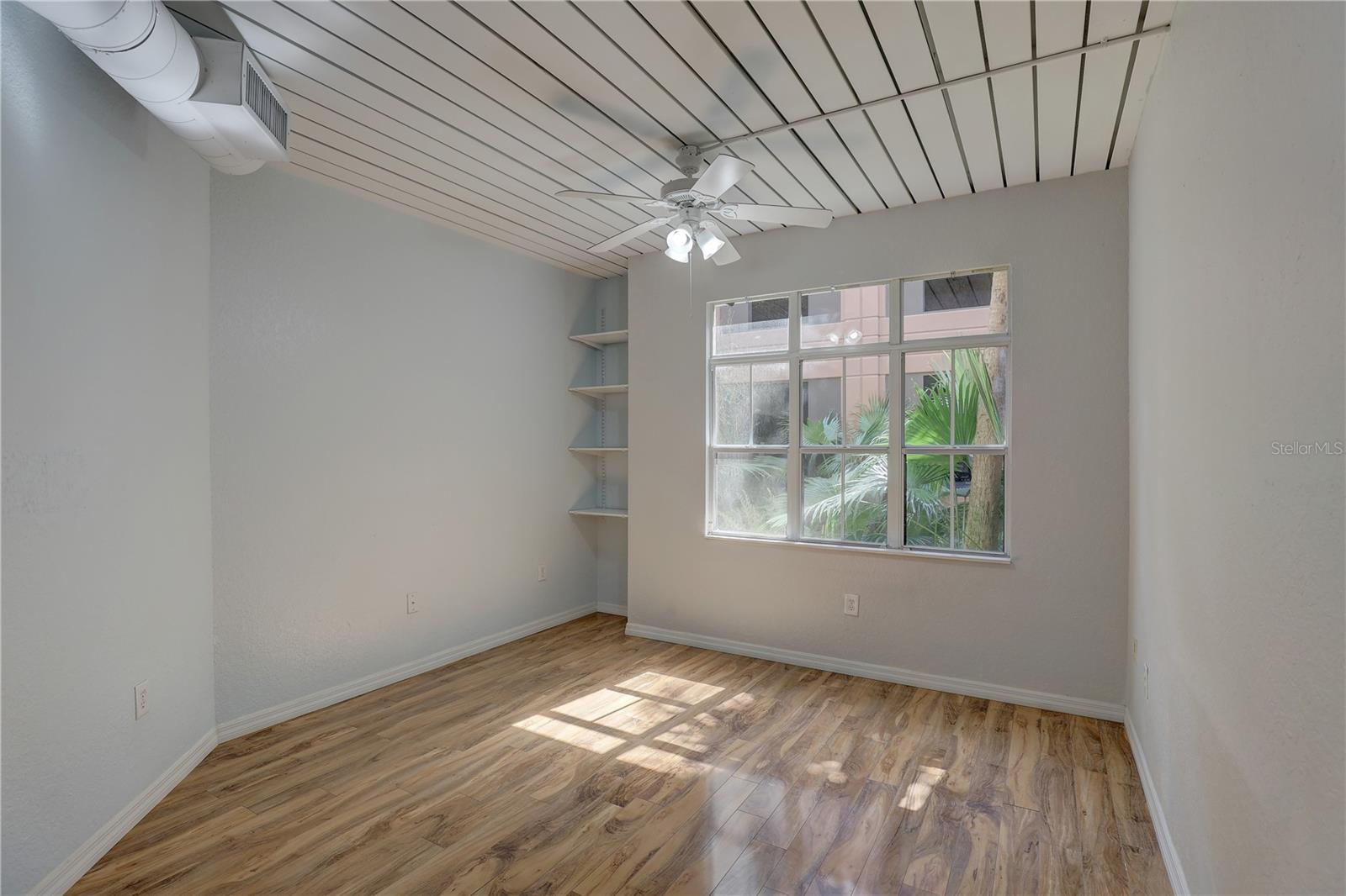 Image 13 of 41 For 2402 Azeele Street W 412