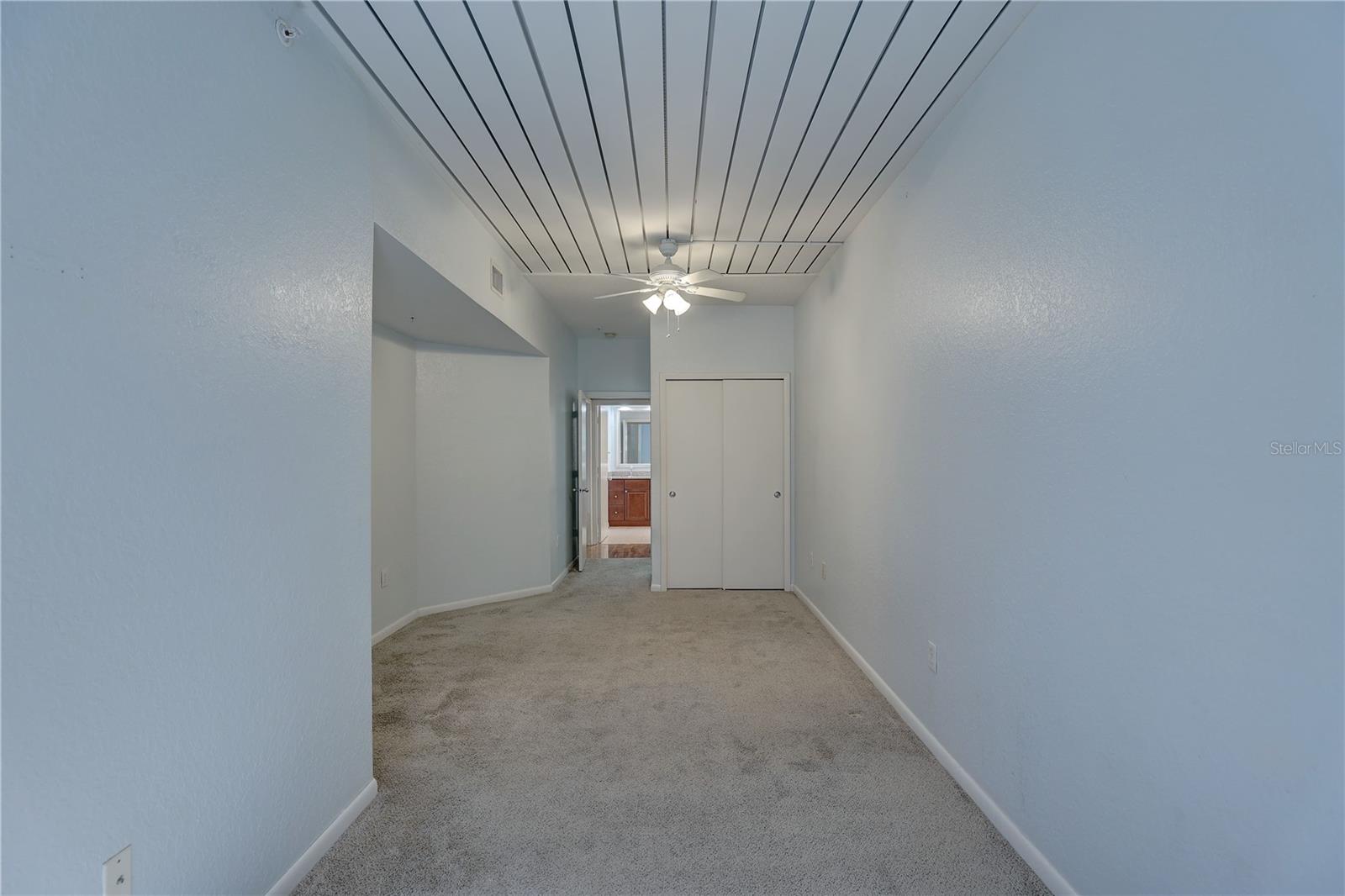 Image 15 of 41 For 2402 Azeele Street W 412