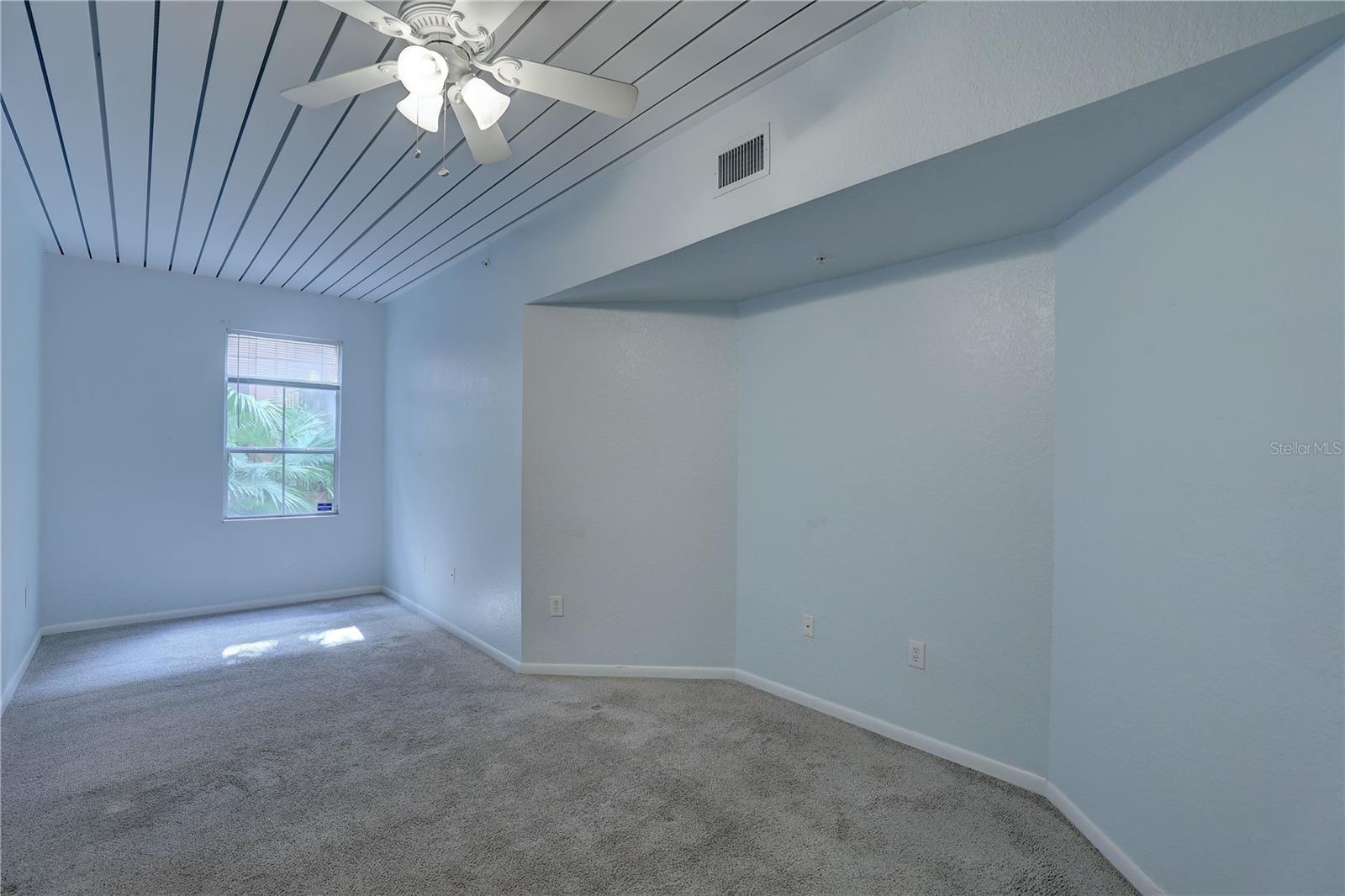 Image 16 of 41 For 2402 Azeele Street W 412