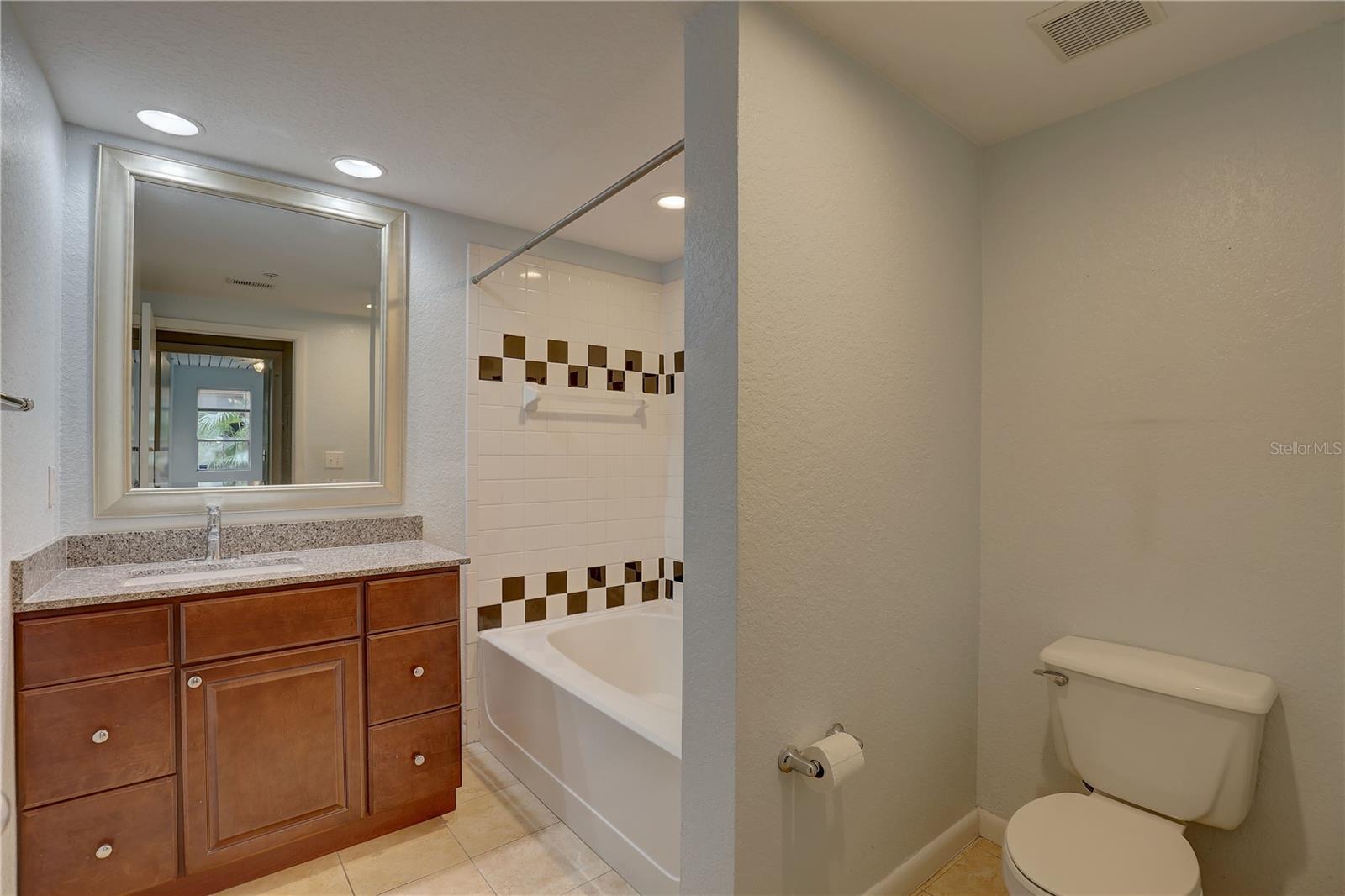 Image 18 of 41 For 2402 Azeele Street W 412