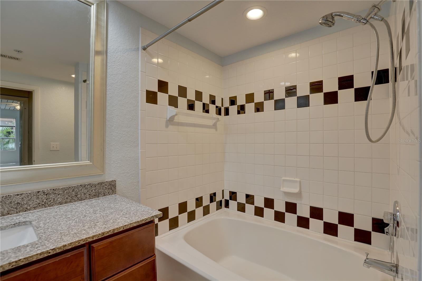Image 19 of 41 For 2402 Azeele Street W 412