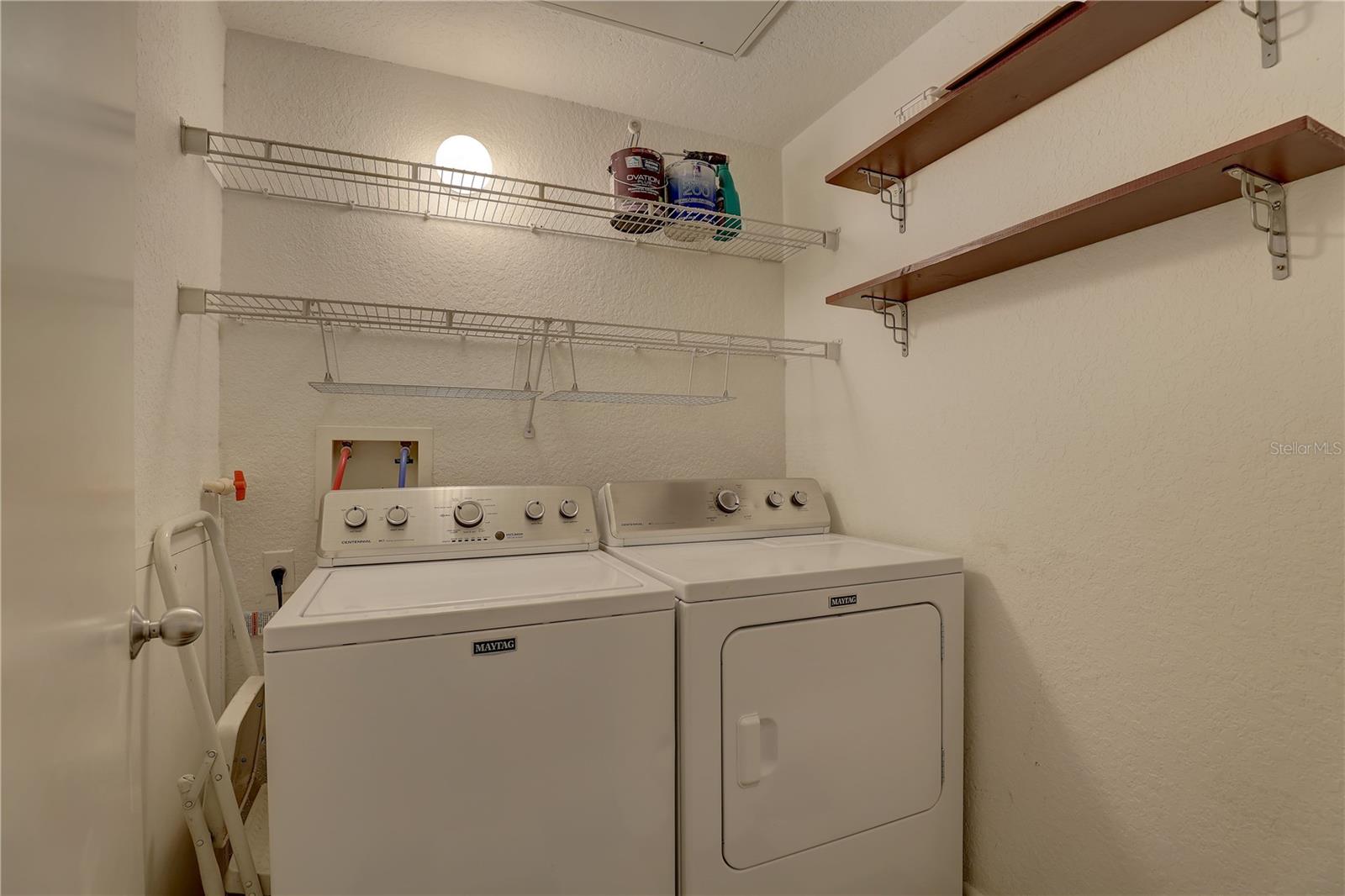 Image 20 of 41 For 2402 Azeele Street W 412