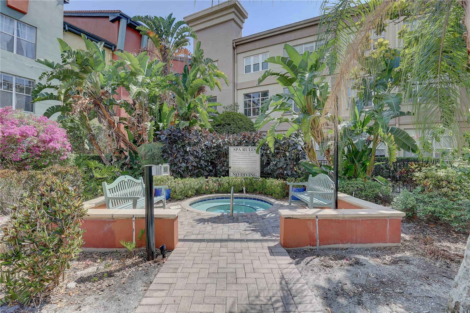 Image 22 of 41 For 2402 Azeele Street W 412